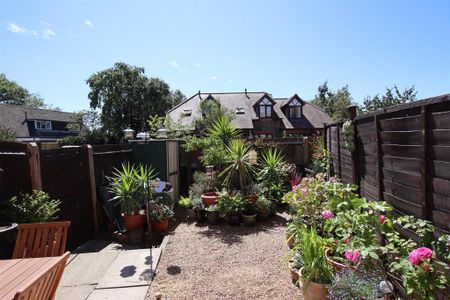 3 bedroom end of terrace house to rent - Photo 2
