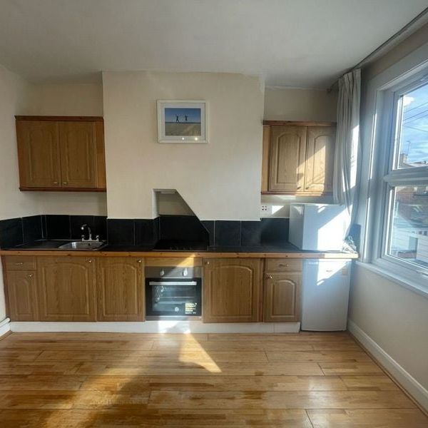 2 Bed Flat, Harbut Road, SW11 - Photo 1