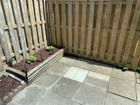 For Lease - 70 FIDDLERS GREEN Road Unit# 86, London North, Ontario - Photo 2