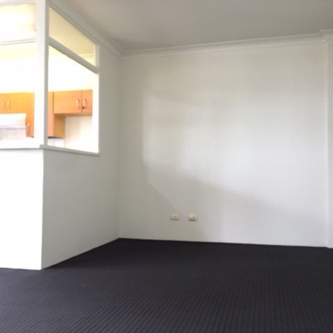 Central Newtown Location with Parking ! - Photo 2