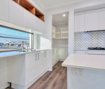 IMMACULATE MODERN HOME IN ONE OF ZUCCOLI'S MOST DESIRABLE POCKETS! - Photo 6