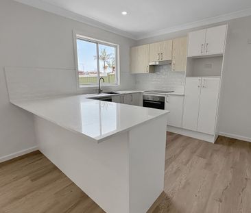 Brand New 2-Bedroom Cabin with Leafy Outlook & Private Access - Photo 4