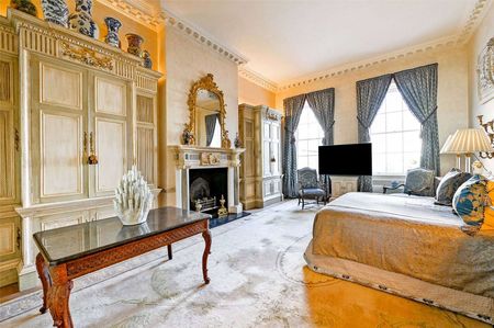 Short Let - Forming part of the Grade I listed building and set in fifty acres of gardens and grounds, this stunning furnished apartment offers grand accommodation. - Photo 2
