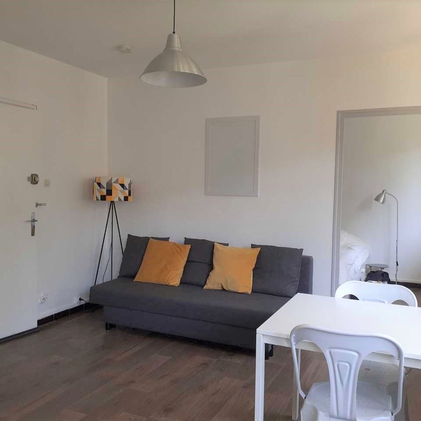 NIMES CENTRE - ARENES/MONTCALM - MEUBLÉ COQUET T2 DE 32.23M2 AVEC PARKING PRIVÉ ET CAVE, - Photo 1