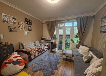 Hanworth Park, Feltham, TW13 - Photo 5