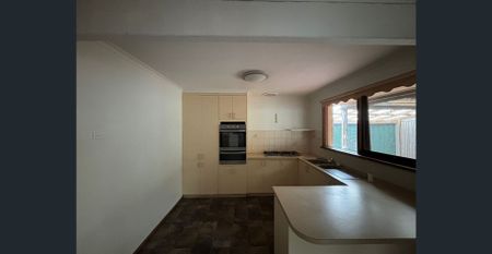 Spacious Family Home in Prime Court Location – Walk to Train, Schools & Shops - Photo 2