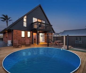 Modern Home with Swimming Pool - Photo 3