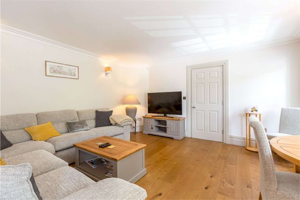 Contemporary two bedroom apartment close to The Pantiles and mainline station. - Photo 1