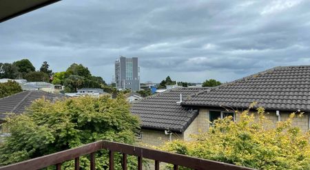 Sunny family home with views - Photo 4