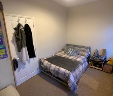 Queen Victoria Street, South Bank - P1438 - Photo 3