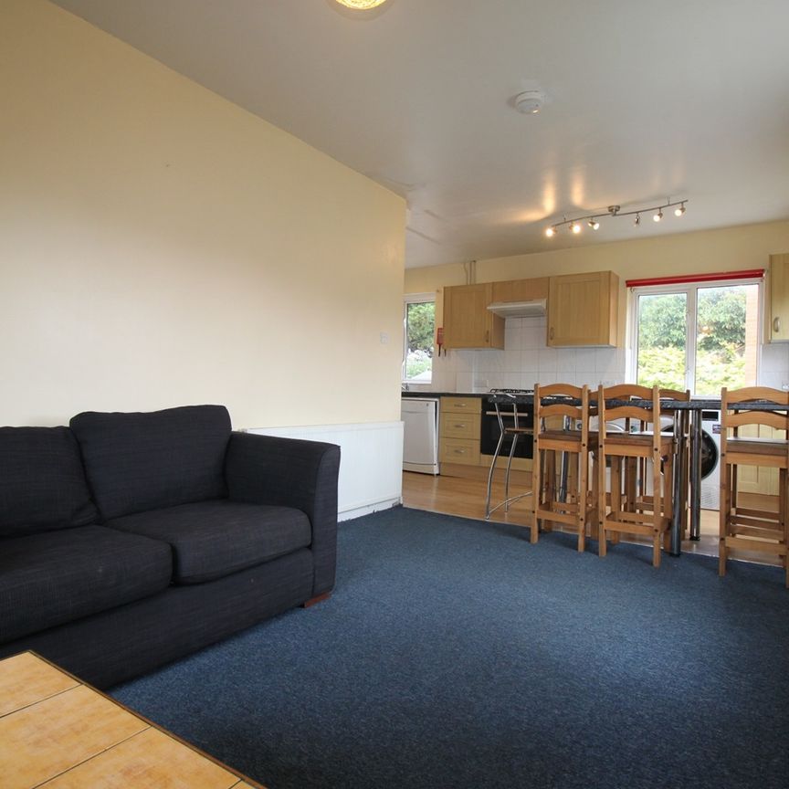 6 Bed Semi-Detached House, Harefield Road, SO17 - Photo 1