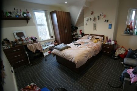 10 Bed - Kirkstall Lane, Headingley, Leeds - Photo 3