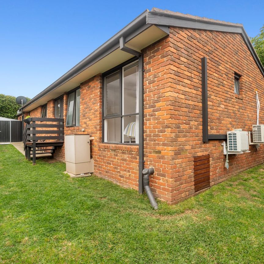 2/11 Aminya Crescent, Yallambie, Vic 3085 - Photo 1