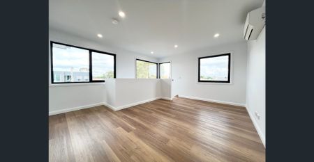 Stunning Family Home In Located In The Heart Of Gladstone Park!! - Photo 3