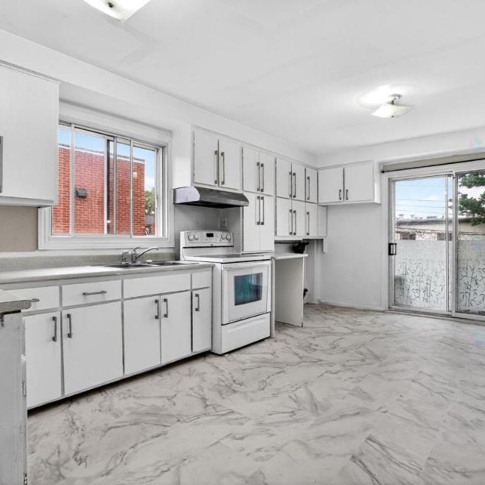 3-bedroom apartment 1200 sqft Perfect spot Lachine Montreal for rent - Photo 1