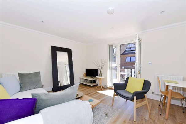 Duplex apartment with balcony and parking within 150 metres of Amersham train and Metropolitan line tube station. - Photo 1