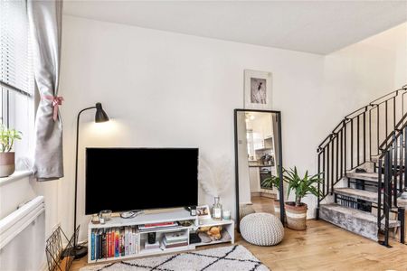 SINGLE TENANT ONLY- A small one bedroom house ideally located close to Wandsworth Common and its amenities. - Photo 2