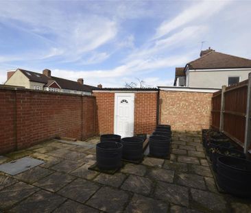 2 bedroom end of terrace house to rent - Photo 2