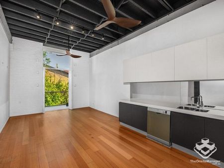 Spacious Woolstore Apartment with Balcony & High Ceilings - Photo 5