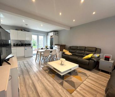 3 bedroom semi-detached house to rent - Photo 2