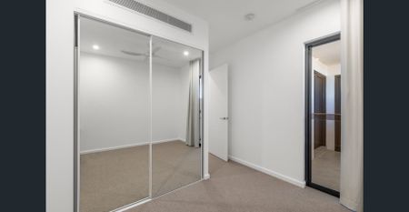 LUXURY 3-BEDROOM APARTMENT WITH HIGH-END FINISHES & 3-CAR PARKING - Photo 5