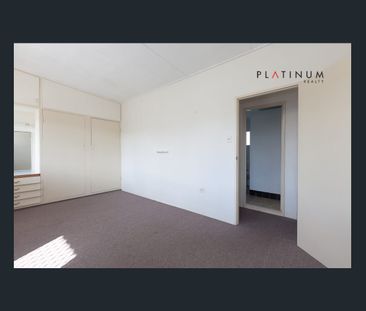 Beachside, Central Location – Classic 2-Bedroom Townhouse - Photo 4