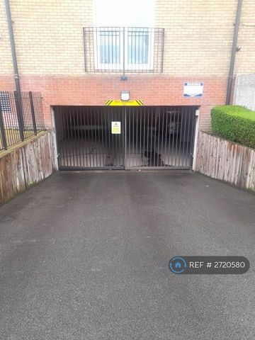 1 bedroom penthouse to rent - Photo 3