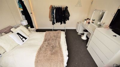 3 bedroom House in Buckingham Avenue, Leeds - Photo 2