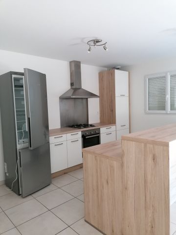 Location Maison 4 pièces 89m² CHAZAY D AZERGUES 69380 - Photo 3