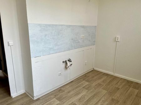 Helle 1-Raum-Wohnung mit Balkon und Badewanne im 4. OG – 41 m² - Photo 2