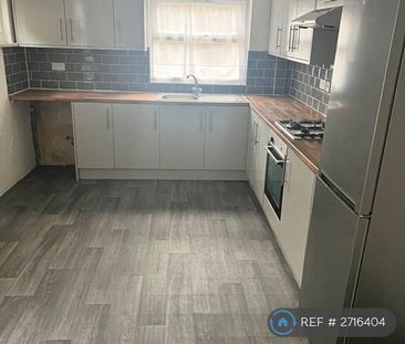 4 bedroom semi-detached house to rent - Photo 5