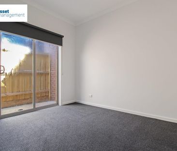 Spacious 4 Bedroom Family Haven with Double Lock-Up Garage! - Photo 6