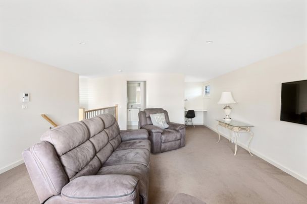 Stylish Townhouse In Central Location - Photo 1