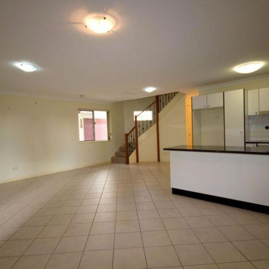 2/253 Cavendish Road, 4151, Coorparoo Qld - Photo 1