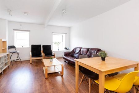 4 bedroom mews to rent - Photo 2