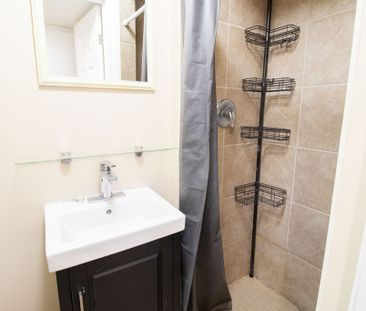 **EN-SUITE** Young Professionals/Student Rooms For Rent!! - Photo 6