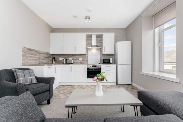 3 bedroom flat to rent - Photo 1