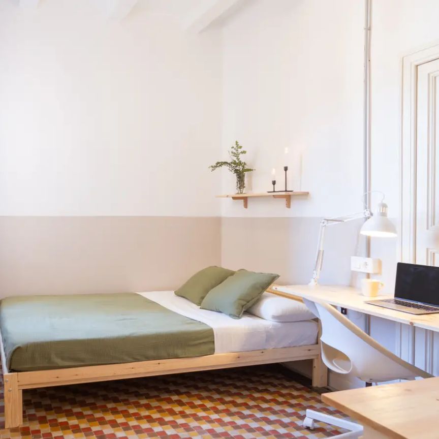 Room in a shared 4-bedroom apartment for rent in Sant Andreu, perfect for professionals and students - Foto 1