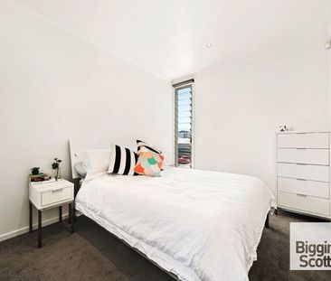 Sleek & Stylish Three-Story Living in the Heart of Richmond - Photo 3