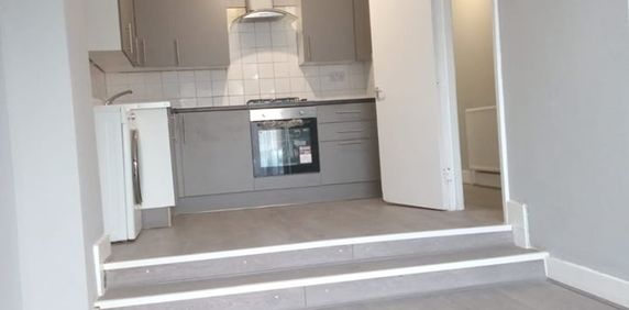 2 Bed Flat, Green Lane, IG1 - Photo 2