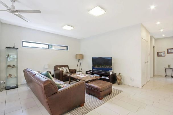 Light-Filled, Spacious Townhome with Expansive Living & Prime Coorparoo Location - Photo 1