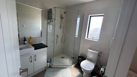 Spacious 4-Bedroom Family Home in Prime Ormiston Location - Photo 2