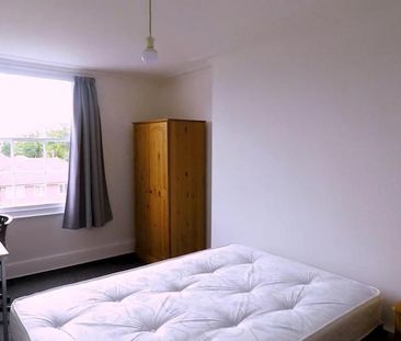1 bedroom in a house share to rent - Photo 2