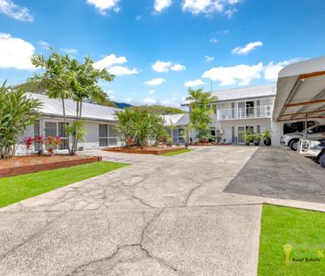 Beautifully Maintained Upstairs Unit In Outstanding Location!! - Photo 4