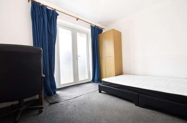 Larchwood Drive, Egham, TW20 - Photo 1