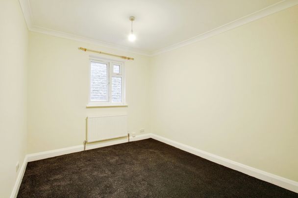 3 bed flat to rent in Clayton Road, Hayes, UB3 - Photo 1