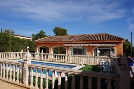 Luxury 4 room Detached House for rent in Albatera, Spain - Photo 4