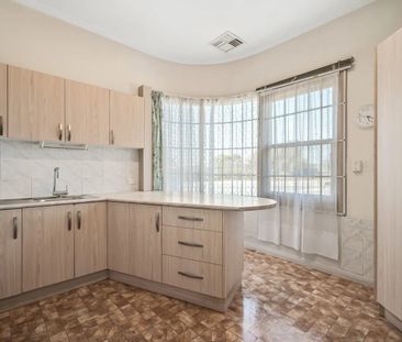 42 West Lakes Blvd, Albert Park, SA 5014 - Photo 5