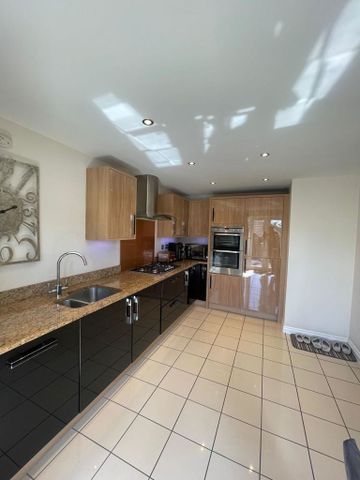 Newhall Park Drive, Bradford, BD5 8BR - Photo 4