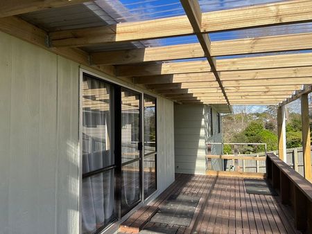 Sunny & Spacious 3-Bedroom house + double garage - Photo 4